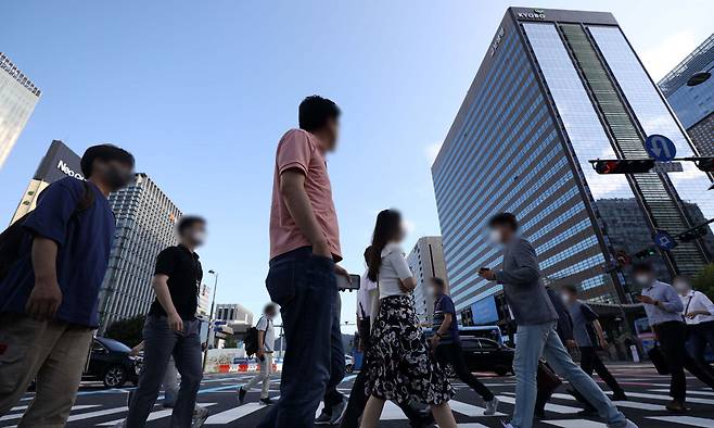 서울 세종로사거리에서 직장인들이 출근길 발걸음을 옮기고 있다. 뉴시스
