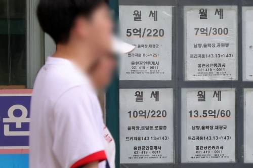 올해 들어 지난 7월까지 월세를 낀 주택임대차 계약이 100만건을 넘은 가운데 17일 서울 송파구의 한 부동산 중개업소에 월세 정보가 게시돼 있다. 뉴시스