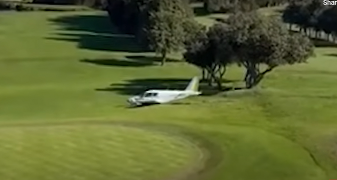 현지시간으로 17일 오후 2시쯤 호주 시드니의 한 골프장으로 비행기가 추락하는 사고가 발생했다. 엑스 영상 캡처