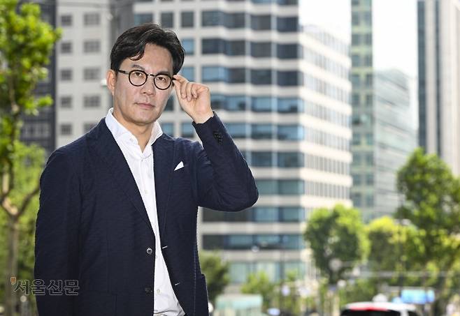 김경민 서울대 환경대학원 교수가 지난 8일 서울 강남구 역삼동의 한 카페에서 진행된 서울신문과의 인터뷰에 앞서 강남 빌딩 숲을 배경으로 포즈를 취하고 있다. 이지훈 기자