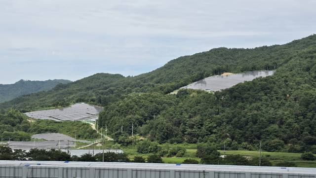 전북 장수군 한 야산 산비탈에 태양광 발전소가 설치돼있다. 사진=주재현 기자