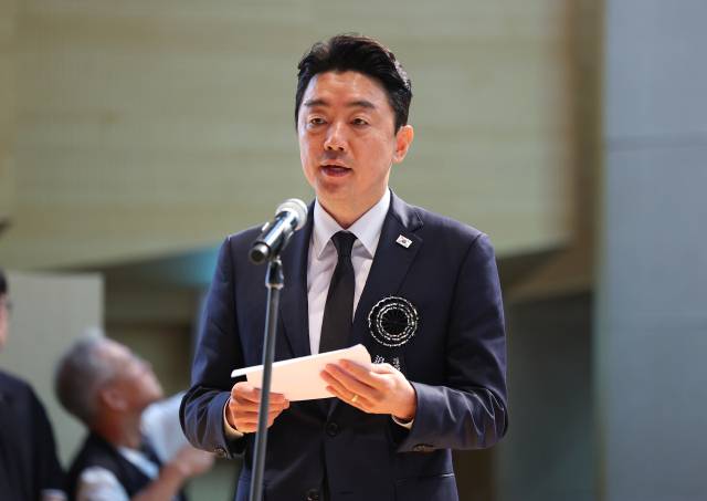 강훈식 대통령 비서실장이 18일 서울 동작구 국립서울현충원 현충관에서 열린 김대중 전 대통령 서거 16주기 추모식에서 이재명 대통령의 추모사를 대독하고 있다. 연합뉴스