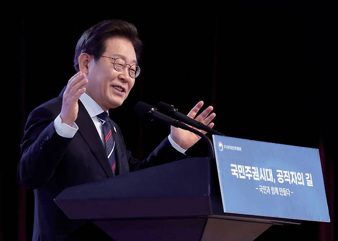 이재명 대통령이 7월14일 충북 진천 국가공무원인재개발원에서 5급 신임관리자과정 교육생들에게 '국민주권시대, 공직자의 길'을 주제로 특강을 하고 있다. ⓒ연합뉴스