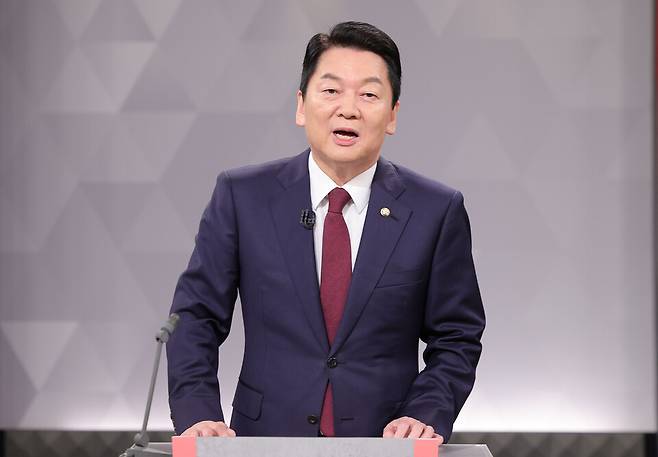국민의힘 당 대표 선거에 출마한 안철수 후보가 8월17일 서울 여의도 KBS에서 열린 2차 텔레비전 토론회에서 발언하고 있다. ⓒ연합뉴스