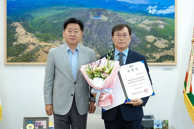 고병기 신임 제주경제통상진흥원장(오른쪽)이 오영훈 제주도지사로부터 임명장을 받고 있다. ⓒ제주도 제공