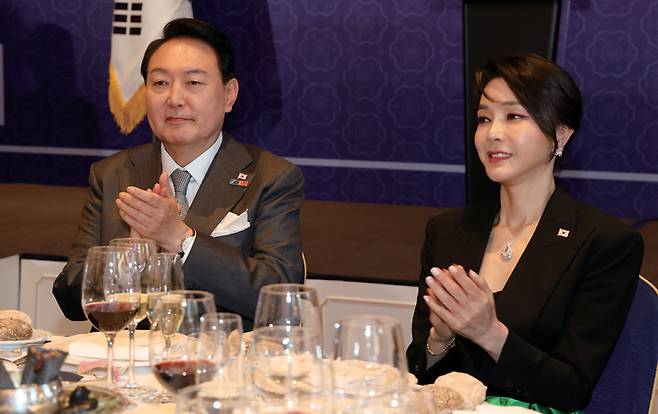 2022년 6월29일(현지시간) 윤석열 당시 대통령과 김건희 여사가 스페인 마드리드 만다린 오리엔탈 리츠호텔에서 열린 동포 만찬간담회에서 박수를 치고 있다. 김 여사가 사진에서 착용한 목걸이는 이봉관 서희건설 회장이 전달한 6200만원대 '반클리프 아펠' 제품이다. ⓒ연합뉴스