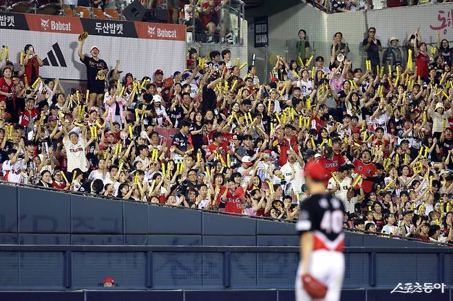 17일 잠실구장에서 열린 두산과 원정경기를 찾은 KIA 팬들이 7이닝 무실점 역투를 펼친 외국인 에이스 제임스 네일의 이름을 연호하고 있다. 최근 뒷문 불안이 커진 KIA는 네일의 역투에도 리드를 지키지 못했다. 사진제공｜KIA 타이거즈