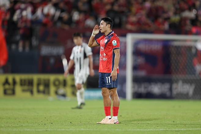 Lee Dong-joon contributed to the 6-2 win by scoring the team's fifth goal in Seoul and home games. On the 9th, during Gangwon and his expedition, his wife gave birth to his son and became a new father. Photo courtesy ｜ Korea Professional Football Federation