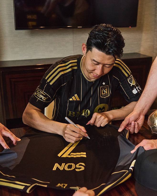 손흥민의 영향력은 미국 무대에서도 대단하다. LAFC에 입단하자마자 미국 현지에서 엄청난 유니폼 판매량을 찍고 있고,&nbsp;MLB 인기 구단 LA 다저스 시구자로도 낙점 받았다. 그의 홈경기 데뷔전이 유력한 다음달 1일 샌디에이고전 티켓 값도 7~8배나 폭등했다. 사진출처｜LAFC 페이스북