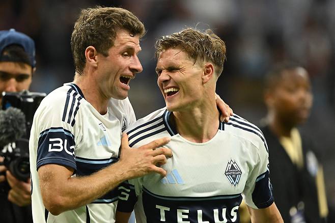 밴쿠버 화이트캡스 토마스 뮐러(왼쪽)가 18일 MLS 휴스턴전을 마치고 동료 잉게 우트빅과 웃으며 대화하고 있다. Imagn Images연합뉴스