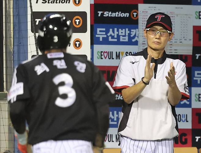 최원영을 바라보는 염경엽 LG 감독. 연합뉴스