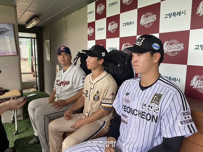 2026 KBO 신인 드래프트 트라이아웃에 참가한 이주용, 옥주원, 선성권(왼쪽부터)이 18일 고양시 국가대표 야구 훈련장에서 열린 행사 뒤 취재진과 만나 인터뷰하고 있다. 고양|이정호 기자
