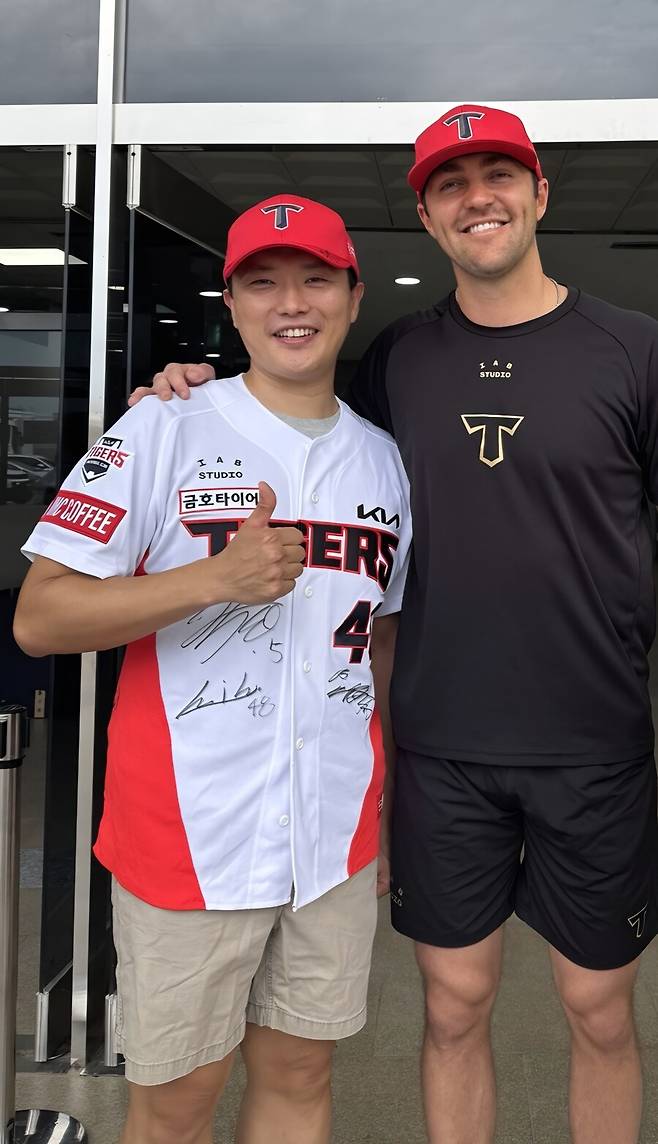 ▲ 자신의 수술을 집도한 김영철 교수(왼쪽)와 반갑게 인사를 나눈 제임스 네일 ⓒKIA타이거즈