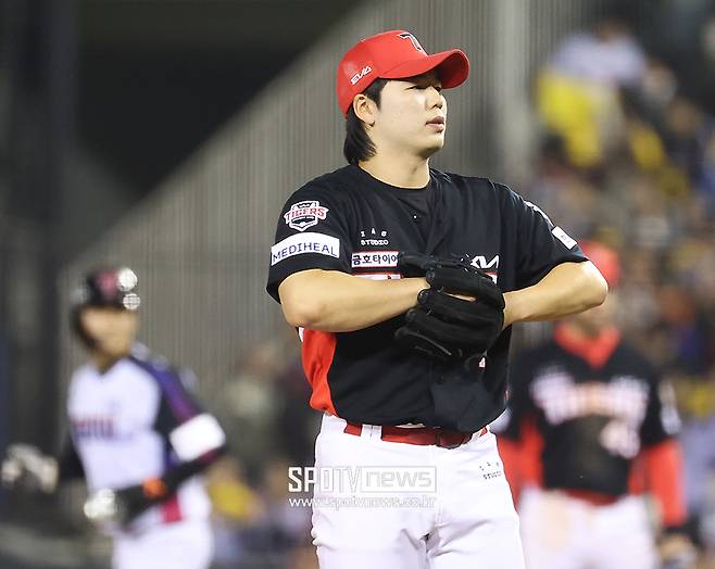 ▲ 불의의 교통사고 이후 여전히 실전에서 공을 던지지 못하고 있는 황동하 ⓒ곽혜미 기자