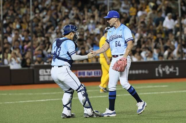 17일 경기에 나선 뷰캐넌이 포수와 하이파이브를 하고 있다. /사진=푸방 가디언스 SNS