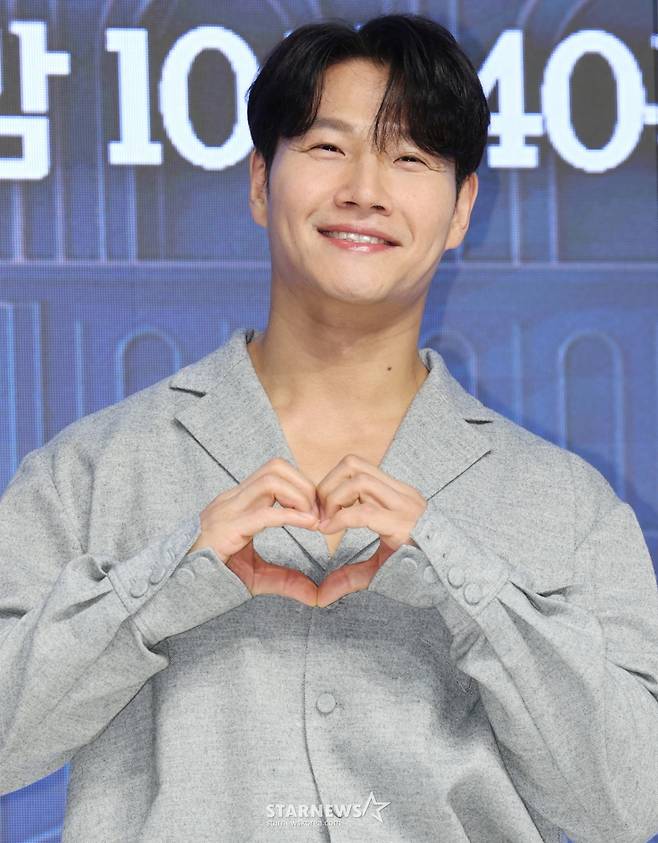 (서울=뉴스1) 권현진 기자 = 가수 김종국이 2월 4일 오전 서울 강남구 강남 엘리에나 호텔에서 열린 Mnet ‘커플팰리스2’ 제작발표회에 참석해 포즈를 취하고 있다.  ‘커플팰리스2’는 완벽한 결혼 상대를 찾는 싱글남녀들을 위한 대규모 커플 매칭 서바이벌로 ‘결혼정보회사(결정사)’ 못지않은 극사실적 매칭 시스템을 통해 평생을 함께하고 싶은 동반자를 찾는 예능이다. 2025.2.4/뉴스1  Copyright (C) 뉴스1. All rights reserved. 무단 전재 및 재배포,  AI학습 이용 금지. /사진=(서울=뉴스1) 권현진 기자