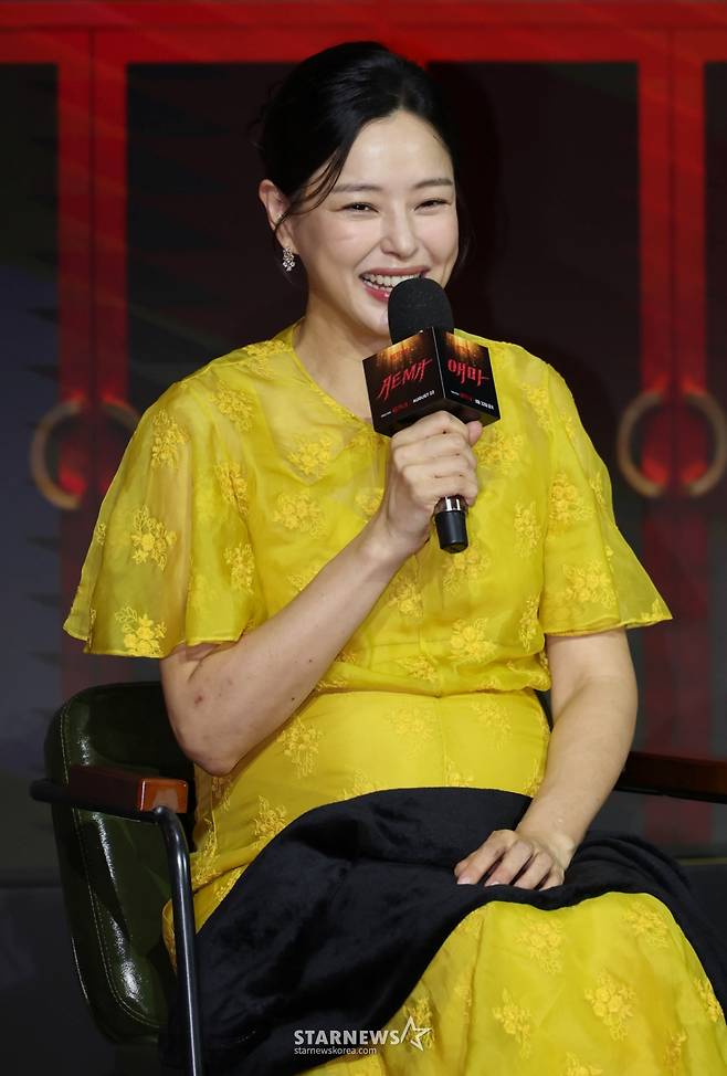 배우 이하늬가 18일 오전 서울 마포구 호텔나루 서울 엠갤러리에서 진행된 넷플릭스 오리지널 시리즈 '애마' 제작발표회에 참석해 인사말을 하고 있다.  1980년대 한국을 강타한 에로영화의 탄생 과정 속, 화려한 스포트라이트에 가려진 어두운 현실에 용감하게 맞짱 뜨는 톱스타 ‘희란’과 신인 배우 ‘주애’의 이야기를 그린 넷플릭스 시리즈 '애마'는 오는 22일 공개된다. /2025.08.18 /사진=이동훈 photoguy@