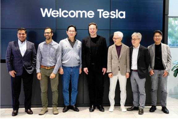 이재용 삼성전자 회장(왼쪽에서 세 번째)과 일론 머스크 테슬라 최고경영자(왼쪽에서 네 번째)가 2023년 5월 미국 실리콘밸리에 있는 삼성전자 북미 반도체연구소에서 회동했다. 최근 삼성전자는 테슬라와 23조 원 규모의 인공지능 칩 공급 계약을 체결했다. 삼성전자 제공&nbsp;