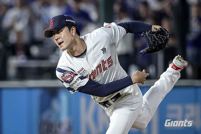 롯데 자이언츠 우완 파이어볼러 윤성빈이 17일 부산 사직야구장에서 열린 2025 신한 SOL Bank KBO리그 삼성 라이온즈와의 팀 간 13차전에서 연장 11회초 1사 1루에서 등판, ⅔이닝 1탈삼진 무실점을 기록했다. 사진 롯데 자이언츠