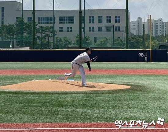 2026 KBO 신인드래프트 트라이아웃에 참가한 독립야구던 연천 미라클 소속 선성권이 마운드에서 공을 던지고 있다. 엑스포츠뉴스 고양, 김유민 기자