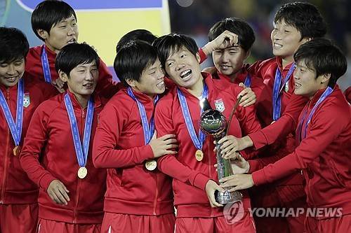 북한 자체제작 유니폼을 입은 여자축구 선수들  (서울=연합뉴스) 콜롬비아 보고타에서 열린 2024 국제축구연맹(FIFA) 20세 이하(U-20) 여자 월드컵에서 북한 국가대표팀이 우승을 차지하고 트로피를 들어올리고 있다. 선수들은 북한 내각 체육성 단상체육복장제작소가 만든 유니폼을 입고 있다.