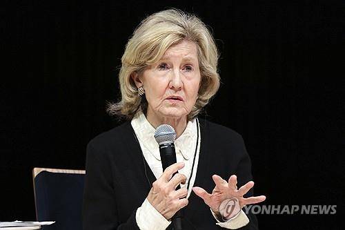허치슨 전 주나토 미국 대사 (데이턴 <미국 오하이오주> AP=연합뉴스) 주(駐)나토(NATO·북대서양조약기구) 미국 대사를 지낸 케이 베일리 허치슨 전 미국 연방상원의원이 2025년 5월 23일 미국 오하이오주 데이턴에서 열린 나토 의회연맹 총회에서 발언하고 있다. (AP Photo/Paul Vernon) 2025.8.18.