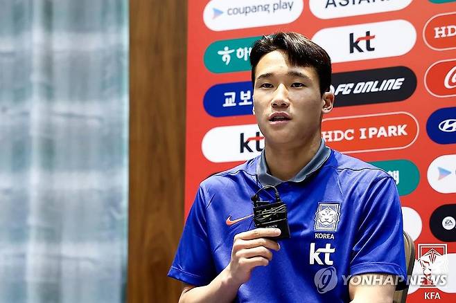 인터뷰하는 이태석 (서울=연합뉴스) 한국 축구대표팀 이태석이 3일(한국시간) 이라크 바스라 한 호텔에서 인터뷰하고 있다. 축구대표팀은 6일 이라크를 상대로 2026 북중미 월드컵 아시아 3차 예선 B조 9차전을 치른다. 2025.6.3 [대한축구협회 제공. 재판매 및 DB 금지] photo@yna.co.kr