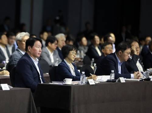 이천포럼 2025에 참석한 최태원 SK그룹 회장 (서울=연합뉴스) 최태원 SK그룹 회장이 18일 서울 광진구 워커힐 호텔에서 열린 '이천포럼 2025'에 참석했다. 왼쪽부터 최태원 회장, 김선희 SK㈜ 이사회 의장, 최재원 SK 수석부회장, 김용학 SK텔레콤 이사회 의장. 2025.8.18 [SK그룹 제공. 재판매 및 DB 금지]