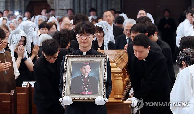 명동대성당에서 열린 고 유경촌 주교 장례미사 (서울=연합뉴스) 천주교 서울대교구 고 유경촌 주교 장례미사가 18일 서울 중구 명동대성당에서 엄수되고 있다. 2025.8.18 [사진공동취재단] photo@yna.co.kr
