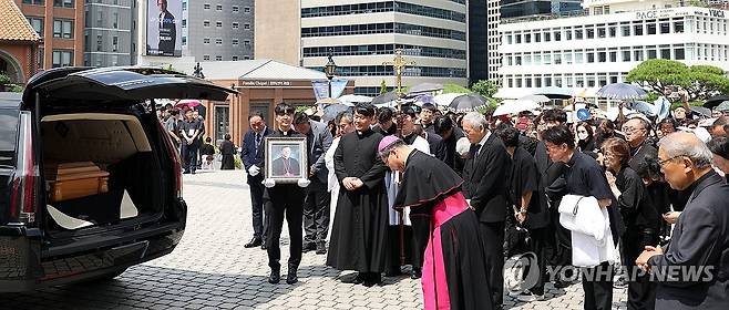마지막 인사 (서울=연합뉴스) 고 유경촌 주교 장례 미사가 18일 서울 중구 명동대성당에서 엄수된 가운데 유인촌 전 문화체육부 장관을 비롯한 유가족들이 운구차를 향해 마지막 인사를 하고 있다. 2025.8.18 [사진공동취재단] photo@yna.co.kr