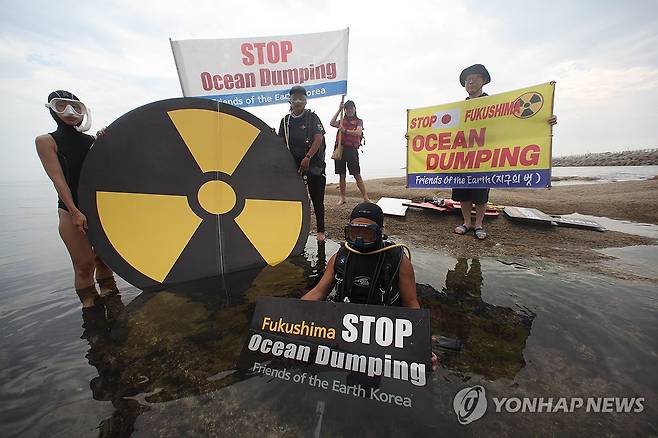 日 후쿠시마 오염수 해양 방류 중단 촉구 캠페인 (속초=연합뉴스) 18일 강원 속초시 장사동 장사항 일원에서 환경보건시민센터, 환경운동연합 바다위원회, 속초고성양양환경운동연합 등 시민·환경단체가 일본 후쿠시마 오염수 해양 방류 중단 촉구 캠페인을 하고 있다. 2025.8.18 [속초고성양양환경운동연합 제공. 재판매 및 DB 금지] ryu@yna.co.kr