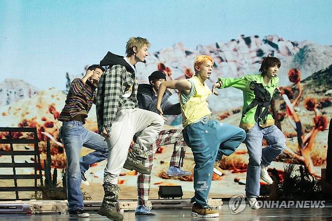 그룹 '코르티스' 데뷔 (서울=연합뉴스) 류효림 기자 = 신인 그룹 코르티스가 18일 서울 용산구 블루스퀘어에서 열린 데뷔 기념 쇼케이스에서 타이틀곡 'What You Want' 무대를 선보이고 있다. 2025.8.18 ryousanta@yna.co.kr