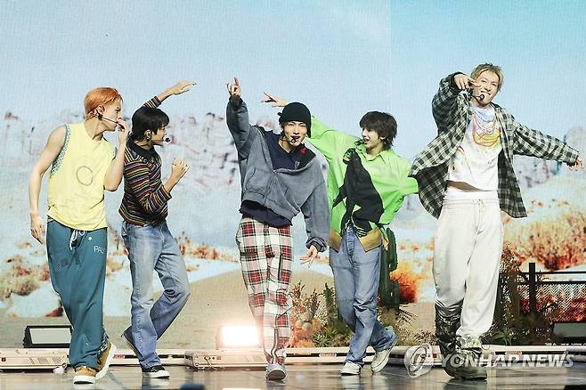 빅히트 뮤직 새 보이그룹 '코르티스' (서울=연합뉴스) 류효림 기자 = 신인 그룹 코르티스가 18일 서울 용산구 블루스퀘어에서 열린 데뷔 기념 쇼케이스에서 타이틀곡 'What You Want' 무대를 선보이고 있다. 2025.8.18 ryousanta@yna.co.kr