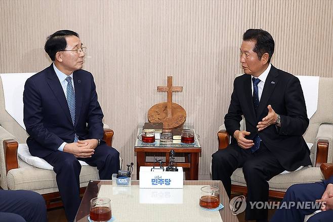 김종생 한국교회협의회 예방한 정청래 대표 (서울=연합뉴스) 더불어민주당 정청래 대표(오른쪽)가 18일 서울 종로구 한국기독교회관에서 김종생 한국기독교교회협의회(NCCK) 총무를 예방, 대화하고 있다. 2025.8.18 [국회사진기자단] photo@yna.co.kr