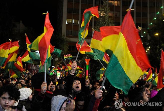 17이(현지시간) 볼리비아 수도 라파스에서 로드리고 파스 대선 후보의 지지자들이 환호하고 있다.[AFP=연합뉴스. 재판매 및 DB 금지]
