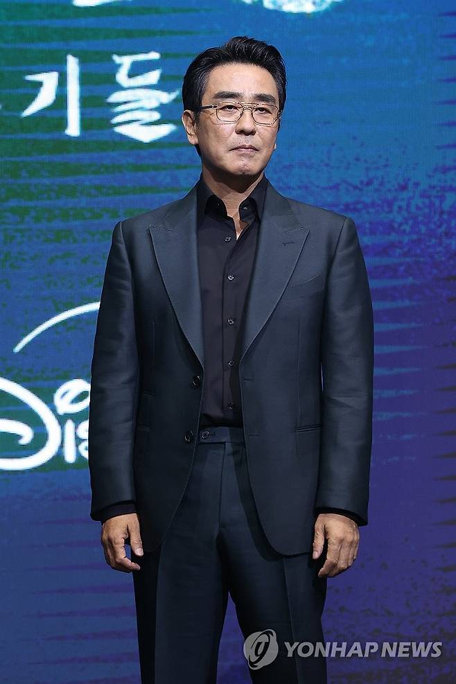 류승룡, 근엄하게 (서울=연합뉴스) 강민지 기자 = 배우 류승룡이 8일 서울 영등포구 콘래드호텔에서 열린 디즈니+ 오리지널 시리즈 '파인: 촌뜨기들' 제작발표회에서 포즈를 취하고 있다. 2025.7.8 mjkang@yna.co.kr