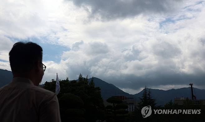 구름 많은 하늘 (창원=연합뉴스) 김동민 기자 = 15일 오전 경남 창원시 성산구 하늘 위로 많은 구름이 보인다. 2025.7.15 image@yna.co.kr