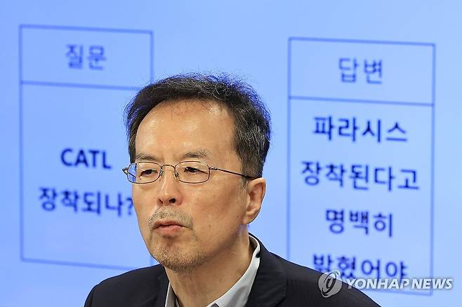 벤츠 EQE 전기차주의 공동소송 관련 설명하는 하종선 변호사 (서울=연합뉴스) 신현우 기자 = 10일 오전 서울 강남구 한 공유오피스에서 하종선 변호사(법률사무소 나루)가 벤츠 EQE 전기차주 20여 명이 메르세데스벤츠 독일본사, 메르세데스벤츠코리아 등을 상대로 공동소송을 제기하는 것에 관해 설명하고 있다. 2024.10.10 nowwego@yna.co.kr