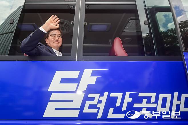 김동연 경기도지사가 19일 오후 수원시 영통구 경기도청 앞에서 열린 민생경제 현장투어 버스 미디어 공개 행사에서 현장투어 버스에 올라 인사를 하고 있다. 임채운기자