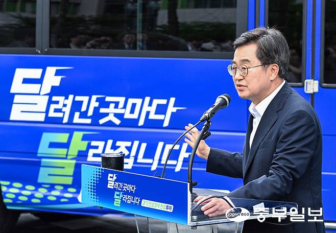 김동연 경기도지사가 19일 오후 수원시 영통구 경기도청 앞에서 열린 민생경제 현장투어 버스 미디어 공개 행사에서 '달달버스'에 대해 설명하고 있다. 임채운기자
