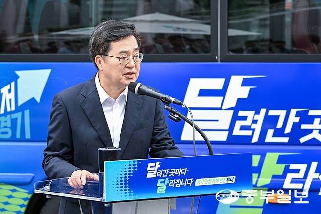 김동연 경기도지사가 19일 오후 수원시 영통구 경기도청 앞에서 열린 민생경제 현장투어 버스 미디어 공개 행사에서 '달달버스'에 대해 설명하고 있다. 임채운기자