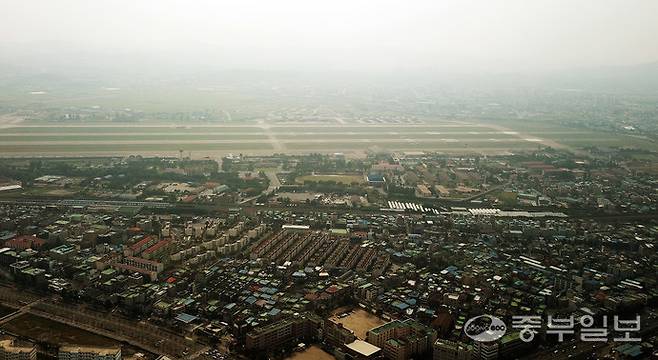전국 군공항 근처 비행안전구역의 건축물 고도 제한을 완화하는 개정령안이 국무회의를 넘으면서 수원시와 성남시 등 군공항 인근 재개발·재건축 등 정비사업에 숨통이 트일 것으로 예측된다. 사진은 수원 군공항 인근 도심의 모습. 중부일보 DB