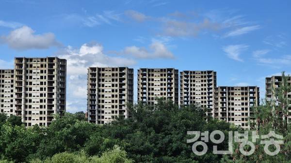 파주 신세계 프리미엄 아울렛 주변에 공사가 16년째 중단된 뒤 방치된 현장. [사진=곽경호 기자]