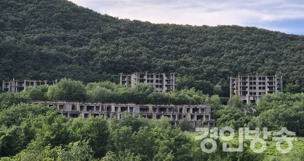 파주 신세계 프리미엄 아울렛 주변에 흉물로 방치된 현장. [사진=곽경호 기자]