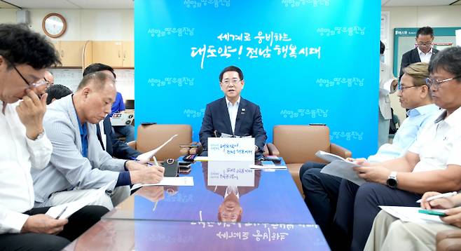 김영록 전라남도지사가 19일 오후 도청 기자실에서 기자간담회를 열고 "새 정부 5극 3특 균형발전 전략에 발맞춘 광주전남 특별지방자치단체 , 전남 에너지 해양 특화도시 특별법 제정 노력, 석유화확 철강산업 위기 극복 등에 도정을 집중할 계획"이라고 밝히고 있다./전라남도 제공