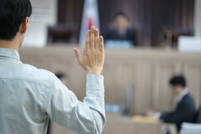 법정에서 거짓 증언은 위증이 될수 있다. 클립아트코리아 이미지