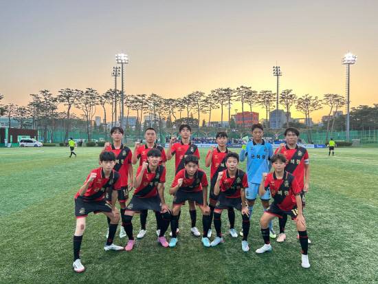 'GROUND.N K리그 U15&U14 챔피언십'에서 U14 부문 3위를 차지한 경남FC 산하 U14(함안 군북중) 선수들 모습. 사진=경남FC