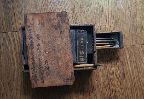 오상열 성균관유도회 장기지부 회장이 과거 공부할 때 쓰던 벼루와 붓. 황영우 기자