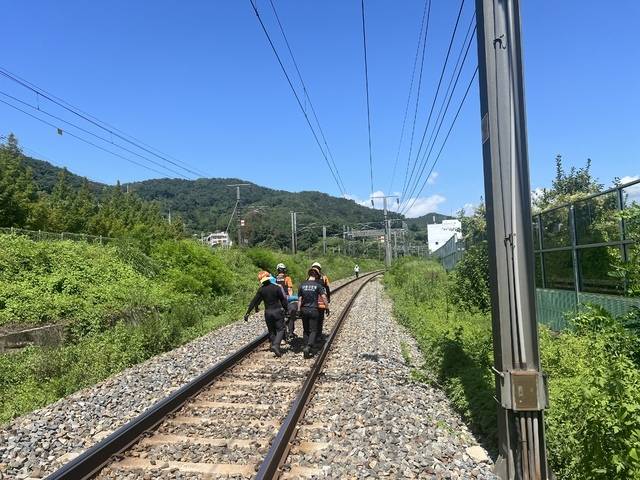 청도군 화양읍 삼신리 변전소 인근 경부선 철로에서 밀양으로 향하던 무궁화 열차에 선로 근로자가 충돌한 사고 현장 장면. 청도소방서 제공