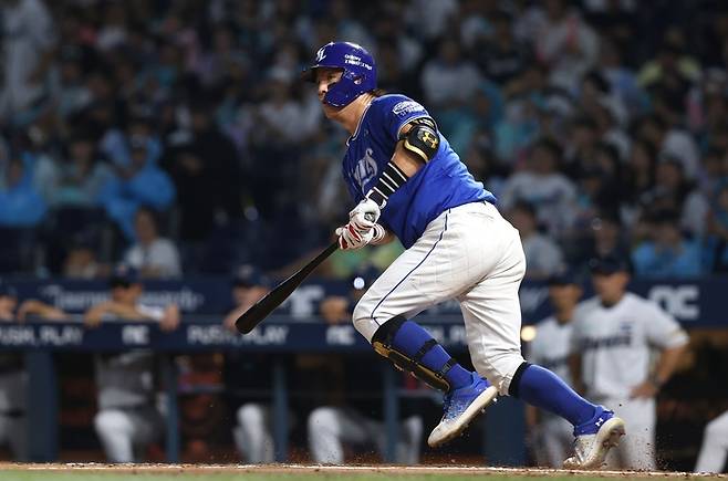 19일 오후 6시30분 창원 NC파크에서 열린 '2025 신한 SOL 뱅크 KBO리그' 삼성 라이온즈와 NC 다이노스 경기에서 강민호가 1천300타점을 달성했다. <삼성 라이온즈 제공>